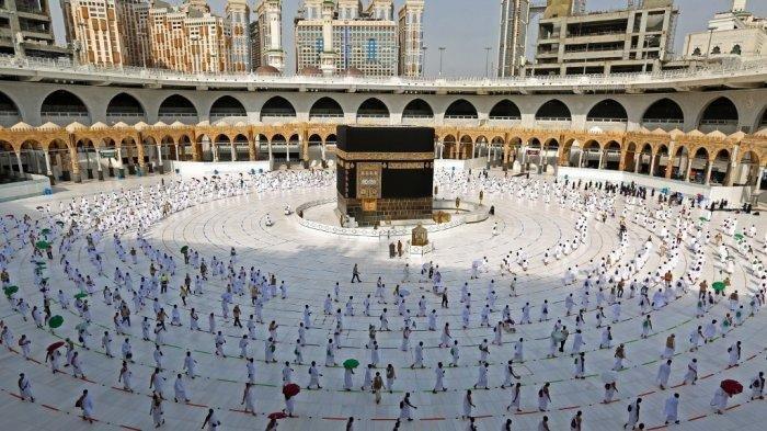 Sebuah gambar selebaran yang disediakan oleh Kementerian Media Saudi pada 31 Juli 2020 menunjukkan para jamaah yang berkeliling di sekitar Ka'bah, tempat suci paling suci di Masjidil Haram di kota suci Saudi, Mekah. Jemaah haji Muslim berkumpul hari ini di Gunung Arafat Arab Saudi untuk klimaks haji tahun ini, yang terkecil di zaman modern dan kontras dengan kerumunan besar tahun-tahun sebelumnya.