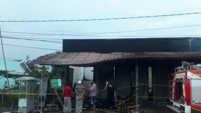 Tiga ruko di Kampung Lebak Baru, Desa Renged, Kresek, Kabupaten Tangerang, hangus terbakar dilahap si jago merah pada Selasa (29/12/2020) pukul 03.10 dini hari. Ibu (K) dan anak tewas (A) dalam kebakaran itu. Sementara, sang ayah selamat namun ditemukan dalam keadaan kritis.