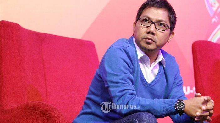 Komentator Sepak Bola, Tommy Welly atau Bung Towel saat menghadiri jumpa pers FIFA U-17 World Cup Chilie 2015 di Studio 4 Rajawali TV, Cawang, Jakarta, Rabu (30/9/2015). - Heboh Kabar Lelang Jabatan Manajera Timnas U-19 Indonesia.