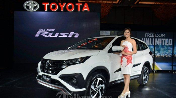 Model atau yang disebut Toyota Pretty bergaya di depan All New Toyota Rush.