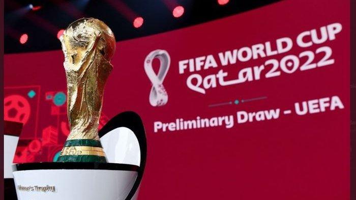 Trofi juara Piala Dunia dipamerkan dalam momen undian kualifikasi Piala Dunia 2022 untuk Zona Eropa.