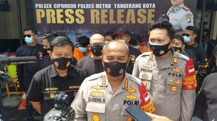 Kapolres Metro Tangerang Kota, Kombes Pol Sugeng Hariyanto saat melakukan ungkap kasus soal kejahatan disertai penganiayaan menggunakan senjata tajam di Kota Tangerang, Jumat (27/11/2020).