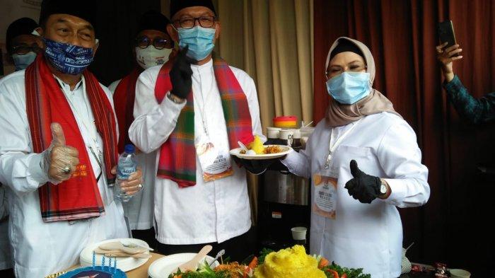 Calon wali kota Tangerang Selatan sekaligus putri Wakil Presiden RI Maruf Amin, Siti Nur Azizah (kanan), merayakan ulang tahun ke-48 di sela pendaftaran calon kepala daerah di kantor KPU Kota Tangerang Selatan, Sabtu (5/9/2020). Hadir Rumahaben (tengah) selaku calon wakil wali kota Tangerang Selatan pendamping Azizah.