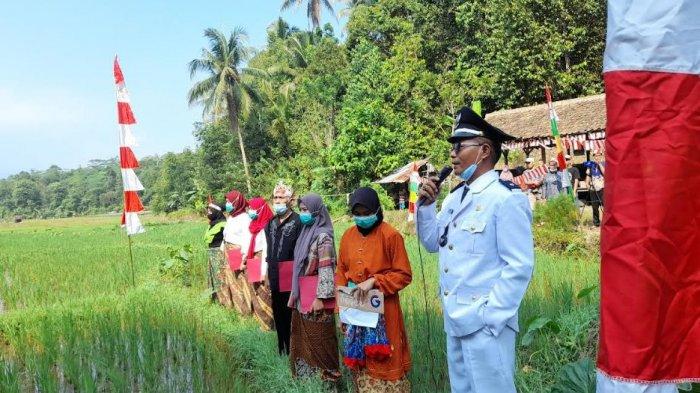 Warga Kecamatan Gunungsari, Kabupaten Serang gelar upacara di sawah peringati HUT ke-76 RI, Selasa (17/8/2021)