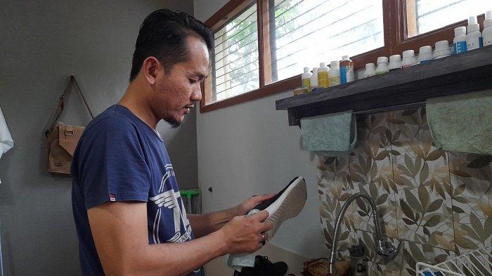 Aditya Ramadan, pemilik usaha jasa cuci sepatu