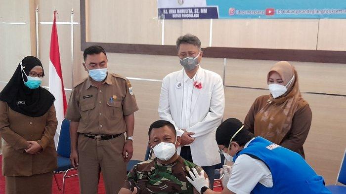 Sejumlah dokter menyuntikkan vaksin Covid-19 di gedung Pendopo Kabupaten Pandeglang, Senin (25/1/2021).