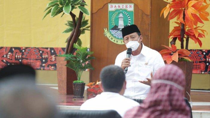 Gubernur Banten Wahidin Halim dalam Rapat Koordinasi Dinas Pendidikan dan Kebudayaan bersama Kantor Cabang Dinas (KCD) dan kepala sekolah SMAN dan SMKN wilayah Kota Tangerang dan Kota Tangerang Selatan di SMAN 2 Kota Tangerang, Jalan TMP Taruna, Kota Tangerang, Jumat (5/3/2021).