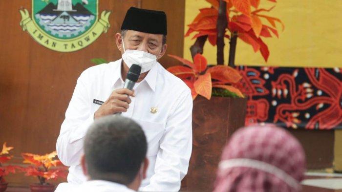 Gubernur Banten Wahidin Halim dalam Rapat Koordinasi Dinas Pendidikan dan Kebudayaan bersama Kantor Cabang Dinas (KCD) dan kepala sekolah SMAN dan SMKN wilayah Kota Tangerang dan Kota Tangerang SelatanĀ di SMAN 2 Kota Tangerang, Jalan TMP Taruna, Kota Tangerang, Jumat (5/3/2021).
