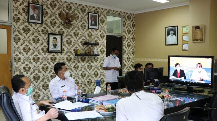 Wakil Bupati Lebak Ade Sumardi meresmikan Pusat Pelatihan dan Pengembangan Pekerja Migran Indonesia (PMI) asal Lebak melalui virtual di Ruang Kerja Wakil Bupati Lebak Rangkasbitung, Jumat (25/12/2020).
