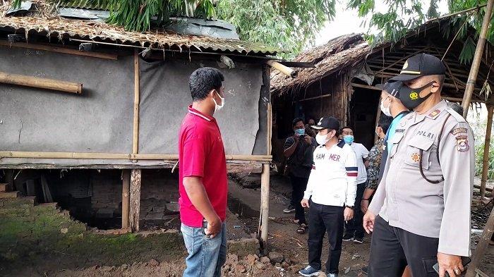 Wakil Wali Kota Serang Subadri Usuludin (bertopi) melihat kondisi rumah dua anak yatim, Usup dan Roudoh, di Kampung Kedaung, Kecamatan Curug Kota Serang pada Jumat (19/2/2021). - Terpanggil Kisah Dua Anak Yatim Terlantar, Wakil Wali Kota Serang Langsung Datang dan Beri Bantuan