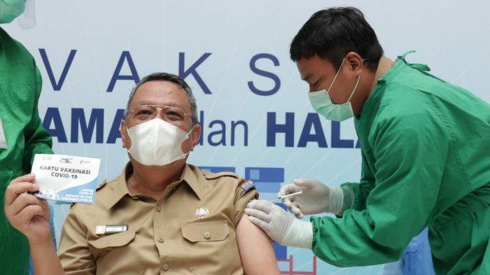 Wakil Wali Kota Tangerang Selatan (Tangsel) Benyamin Davnie suntik vaksin Covid-19 di Plaza Rakyat, Puspemkot Tangsel, Selasa (2/3/2021).