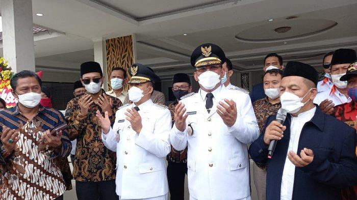 Wali Kota Cilegon terpilih Heldy Agustian dan Wakil Wali Kota Cilegon Sanudji Pentamarta bertemu di gedung Creative Center, Jumat (26/2/2021).