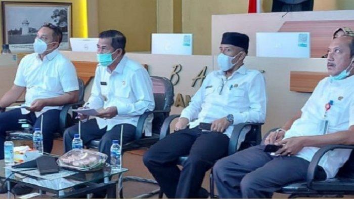 Wali Kota Serang Syafrudin (kiri kedua) dan pejabat Forkopimda mengikuti rapat koordinasi bersama Pemerintah Provinsi Banten tentang penanganan Covid-19 sebelum dan pasca-Lebaran, melalui Zoom Meeting di Kantor Diskominfo Kota Serang, Rabu (19/5/2021).