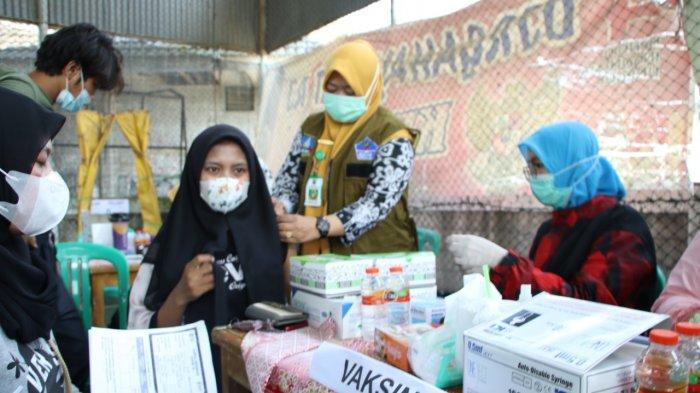 Warga mengikuti vaksinasi Covid-19 di lapangan Futsal Cikande Permai, Kabupaten Serang, Kamis (9/9/2021).