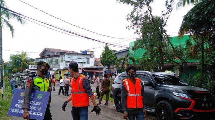 Satpol PP Tangerang Selatan kenakan sanksi sosial berupa ziarah ke makam Covid-19 untuk para pelanggar prokes, di TPU Jombang Jalan Rawa Lele, Jombang, Tangsel, Senin (18/1/2021)