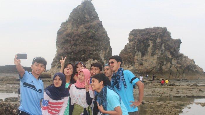 Wisatawan berfoto bersama di area Tanjung Layar, Pantai Sawarna, Bayah, Kabupaten Lebak, Banten.