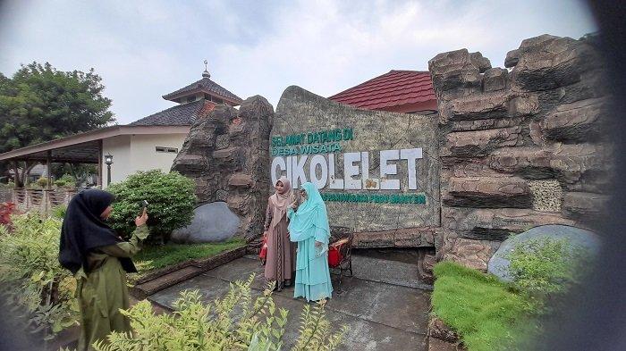 Wisatawan berswa foto di Desa Cikolelet, Kecamatan Cinangka, Kabupaten Serang.