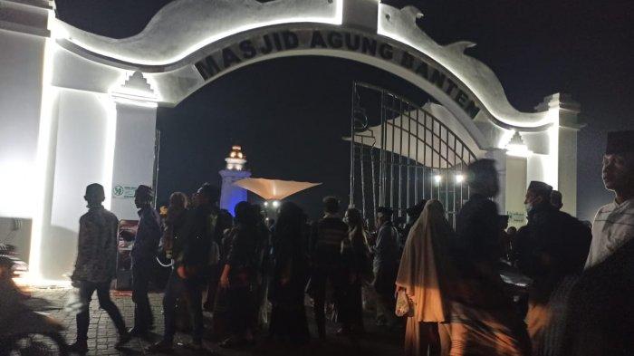 Wisatawan di Masjid Agung Banten, Kamis (29/10/2020).