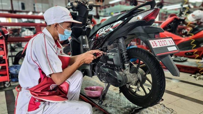 228 AHASS juga menggelar program bertajuk “Hemat Bertenaga”. Melalui program ini, dengan membayar Rp 75.000,- konsumen bisa memilih 7 jenis paket perawatan untuk sepeda motor kesayangannya.