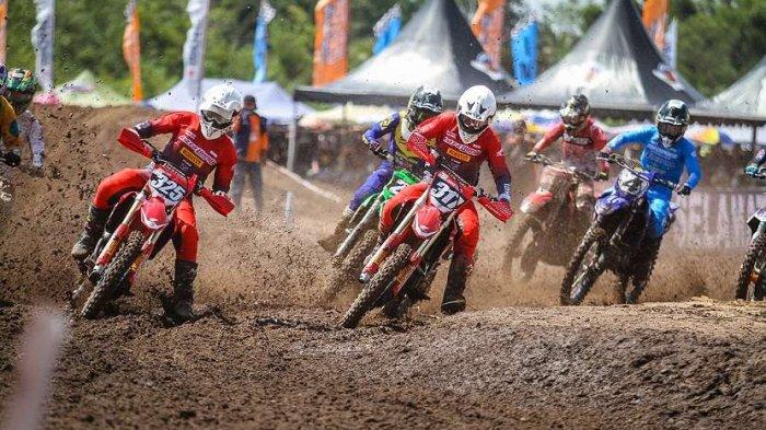 Aksi M. Delvintor Alvarizi (#325) dan Nuzul Ramzidan (#317)di kelas MX2 dalam gelaran Kejurnas Motocross IndoMX National Championship.