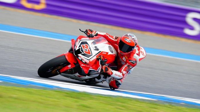 Aksi pebalap Astra Honda Racing Team (AHRT) kelas Supersport (SS) 600 Asia Road Racing Championship (ARRC) di Chang International Circuit, Thailand.