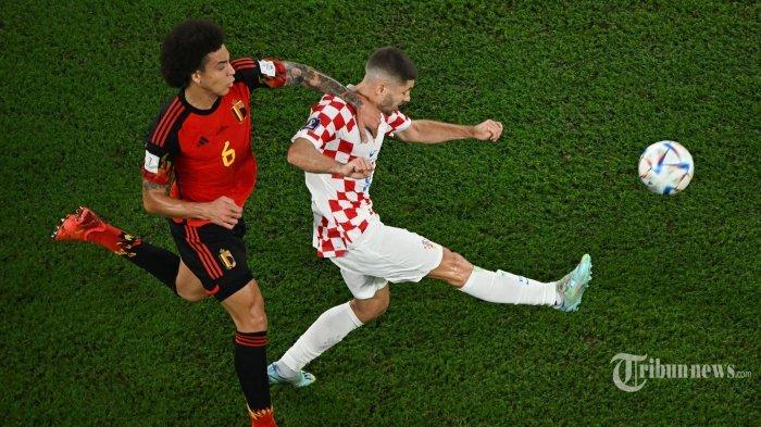 Gelandang Timnas Belgia, #06 Axel Witsel (kiri) berebut bola dengan penyerang Timnas Kroasia, #09 Andrej Kramaric dalam laga sepak bola Grup F Piala Dunia 2022 Qatar antara Kroasia melawan Belgia di Stadion Ahmad Bin Ali, di Al-Rayyan, barat Doha, Qatar, Kamis (1/12/2022) waktu setempat. Hasil Kroasia vs Belgia di Piala Dunia 2022, imbang 0-0, Vatreni ke 16 besar.