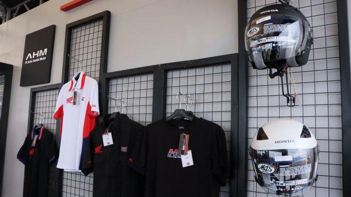 Booth Honda yang menyajikan berbagai produk, mulai dari bermacam model sepeda motor hingga apparel ekslusif.