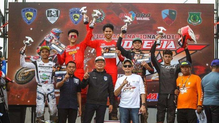 Dua Crosser binaan AHM M. Delvintor Alvarizi (Podium Tengah) dan Nuzul Ramzidan (Podium Kiri kedua) berhasil meraih podium pertama dan kedua pada race kedua diputaran ketiga pada gelaran Kejurnas Motocross IndoMX National Championship