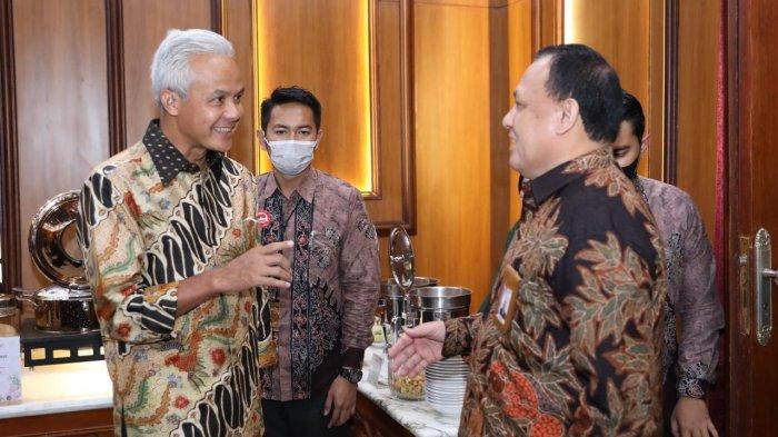 Gubernur Jawa Tengah Ganjar Pranowo berbincang dengan Ketua KPK Firli Bahuri pada peringatan road to Hari Anti Korupsi Sedunia (Hakordia) di Gedung Negara Grahadi Jawa Timur, Kota Surabaya, Kamis (1/12/2022).