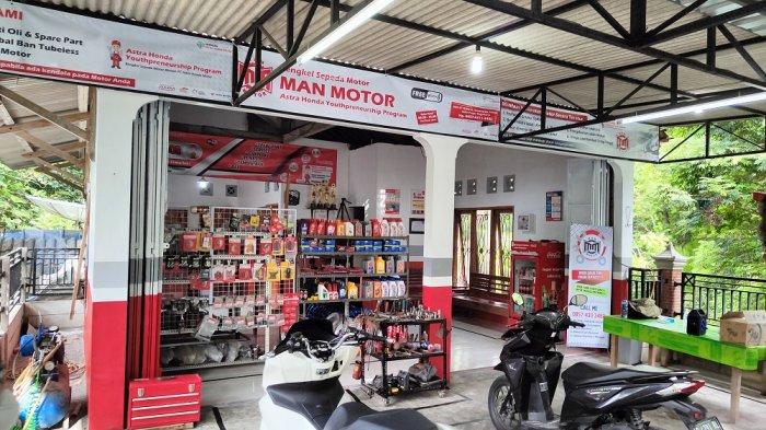 Ikbal Usman Febriyanto pemilik bengkel MAN Motor Kulonprogo, Yogyakarta yang merupakan binaan Yayasan AHM sedang melakukan perbaikan salah satu sepeda motor milik konsumen.