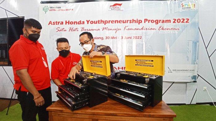 Ketua Yayasan AHM Ahmad Muhibbuddin yang didampingi Mentor AHYPP Heri Cahyono melihat secara langsung proses pelatihan digitalisasi bengkel yang memanfaatkan platform digital AHYPP untuk memudahkan pengelolaan administrasi para bengkel binaan (30/5).