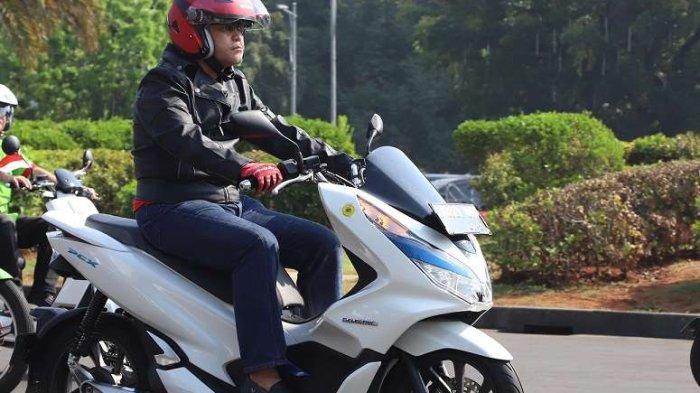Komitmen besar AHM dalam elektrifikasi sepeda motor telah dibuktikan sejak tahun 2019 dengan memproduksi Honda PCX Electric di pabrik AHM di Sunter, Jakarta Utara. *Source photo Commuter Ems and EBs, Commuter EVs Personal Use