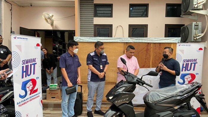 Manajemen Astra Motor turun langsung melakukan pengantaran unit sepeda motor Honda ke rumah konsumen yang bertempat di Johar Baru Jakarta Pusat dalam rangka merayakan HUT ke-52 tahun Astra Motor. 1 Unit Honda Vario 150 ABS diantarkan langsung oleh Chief Executive Astra Motor, Octavianus Dwi P (kanan) kepada konsumen setia Astra Motor, Nur Hadi Romadhan (tengah) yang didampingi oleh Chief Operation Officer Astra Motor, Budi Astono (kedua dari kiri) dan Marketing Division Head Astra Motor, Robien Tony (kiri). Kegiatan serupa juga dilaksanakan di 12 jaringan Main Dealer Astra Motor yang diwakilkan oleh masing-masing Kepala Wilayah dan jajarannya.