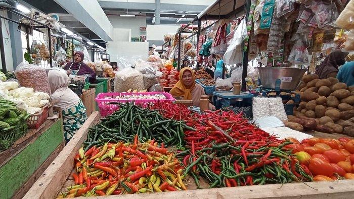 Pedagang cabai di Pasar Banyumas sedang menunggu pembeli di lapaknya, Sabtu (9/4/2022). Jelang Idulfitri, harga cabai turun dan stok masih mencukupi.