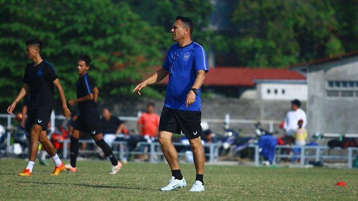 Pelatih PSIS Semarang Sergio Alexandre memimpin latihan di Lapangan Balasuga Semarang, Jumat (1/7/2022) pagi.