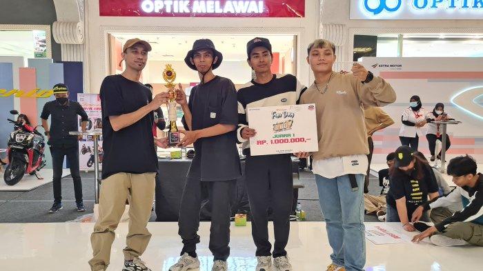 Pemenang 2 on 2 B-Boy Dance Competition yang memeriahkan Genio Fun Day di Jogja City Mall (10/4).