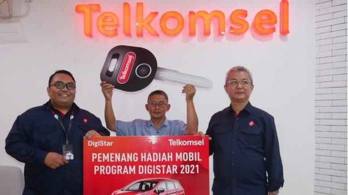 Pemenang Mobil Mitsubishi Xpander Dwi Hartanto diapit oleh Manager Branch Yogyakarta Eureka Meliala (Kiri) dan Manager Partner Chanel Operation Region Jawa Tengah & DIY Eko Budiyanto saat serah terima hadiah di GraPARI Yogyakarta