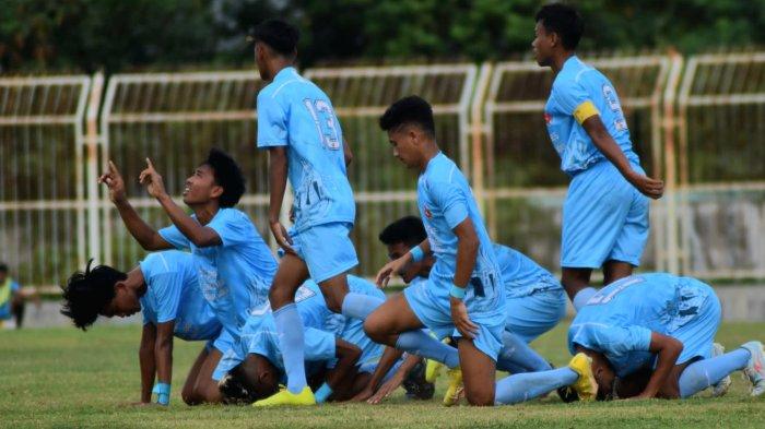 Pemain Persab Brebes Junir melakukan selebrasi usai mencetak gol ke gawang Slawi United di laga perdana Piala Soeratin di Stadion Karangbirahi Brebes, Jawa Tengah, Jumat (2/12/2022).