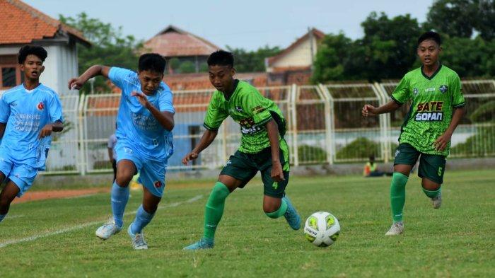 Pemain Persab Brebes Junior beradu lari dengan pemain Slawi United FC di laga perdana Piala Soeratin 2022 Jateng di Stadion Karangbirahi Brebes, Jawa Tengah, Jumat (2/12/2022).