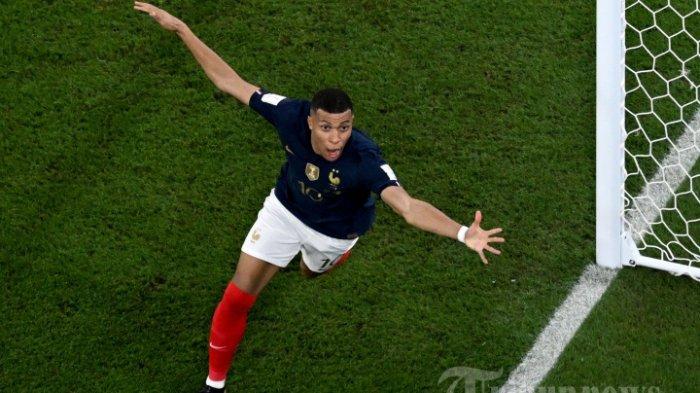 Penyerang Timnas Prancis, #10 Kylian Mbappe melakukan selebrasi usai mencetak gol kedua timnya dalam laga sepak bola Grup D Piala Dunia 2022 Qatar antara Prancis melawan Denmark di Stadion 974, di Doha, Qatar, Sabtu (26/11/2022) waktu setempat.