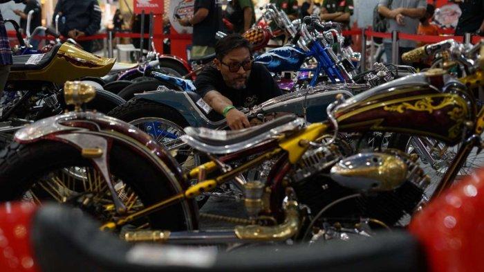 Salah satu juri Honda Modif Contest 2022 sedang melakukan penilaian dan verifikasi peserta pada Final Battle di Yogyakarta.