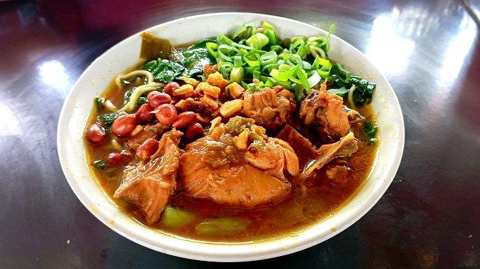 Semangkuk Mi Ayam Kamsir, Senin (25/7/2022). Warung Mi Ayam Kamsir beralamat di selatan Lapangan Desa Piasa Kulon, Kecamatan Somagede, Kabupaten Banyumas.