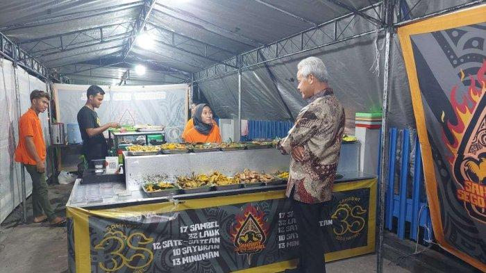 Suasana di pinggiran Jalan MH Thamrin, Laweyan, Surakarta, langsung ramai saat Gubernur Jawa Tengah Ganjar Pranowo datang ke sebuah warung tenda, Senin (28/11)