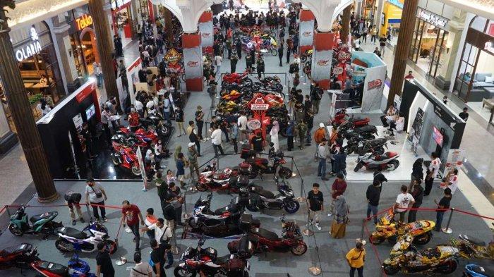 Suasana pengunjung Honda Modif Contest 2022 di Sleman City Hall, Sleman, Daerah Istimewa Yogyakarta, Sabtu (17/12).