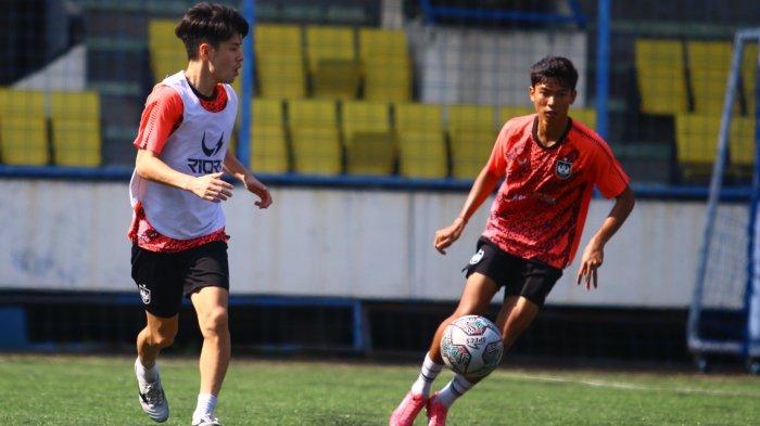 Aksi Taisei Marukawa (Rompi putih) dibayangi rekan setimnya Damas Damar Jati dalam latihan tim di Stadion Citarum Semarang, Jawa Tengah, Selasa (29/11/2022) pagi.
