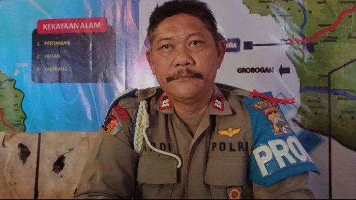 Aiptu Kardi saat berjaga di Pos Pelayanan Lebaran 2022 Alun-alun Blora, Selasa (3/5/2022).