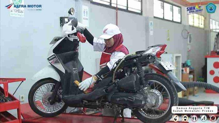 Ambang Puji Kusumaningrum sebagai juara favorit ajang Vocational Video Challenge 2022 sedang mempraktekkan belajar teknik sepeda motor Honda dalam materi Pemeriksaan Tegangan Battery dan Pengukuran Peak Voltage.