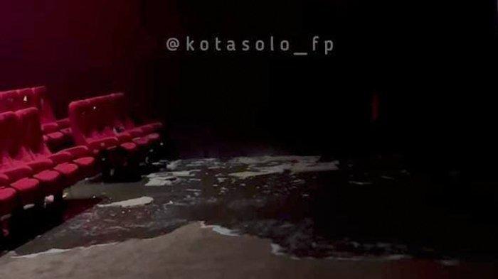 Tangkapan layar video yang memperlihatkan atap bioskop Solo Paragon Mall bocor, Minggu (8/5/2022).
