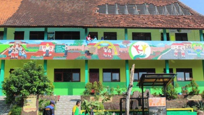 Atap SD 01 Ngaliyan bolong setelah angin ribut menyapu genting dan menumbangkan sebuah pohon di halaman sekolah pada Rabu (18/11/2020).