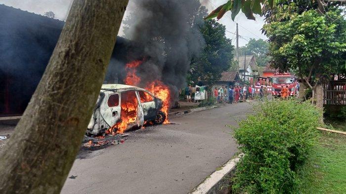Avanza warna putih bernopol AD-8506-HC terbakar di tepi jalan Desa Sruwen, Kecamatan Tengaran, Kabupaten Semarang, Jawa Tengah, Senin (24/10/2022).